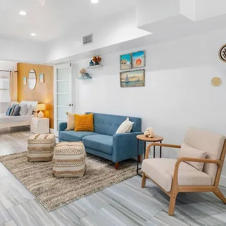 Ocean Views! Steps From Dining, Shopping, Las Olas